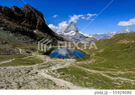 【スイス ゴルナーグラート鉄道】 逆さマッターホルンとリッフェル湖 55929086