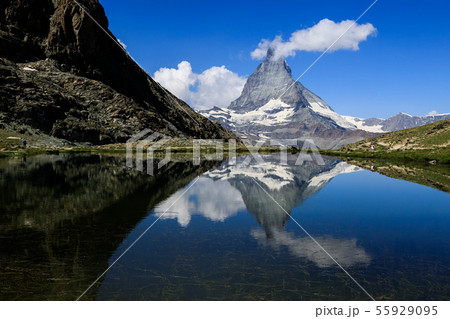 【スイス ゴルナーグラート鉄道】 逆さマッターホルンとリッフェル湖の絶景 55929095