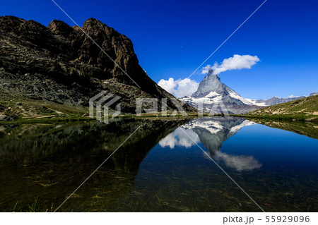 【スイス ゴルナーグラート鉄道】 逆さマッターホルンとリッフェル湖の絶景 55929096