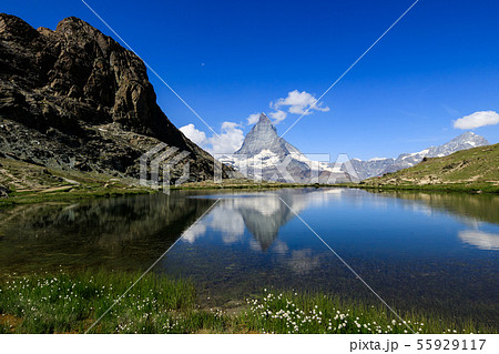 【スイス ゴルナーグラート鉄道】 逆さマッターホルンとリッフェル湖の絶景 55929117