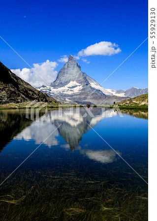【スイス ゴルナーグラート鉄道】 逆さマッターホルンとリッフェル湖の絶景 55929130