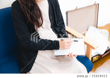 荷造りする妊婦　入院　里帰り　旅行　準備2 55929423