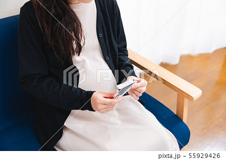 爪を切る妊婦2　足の爪の切り方を考える 55929426