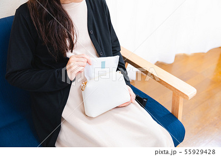 ナプキンを持つ妊婦2　おしるし 55929428