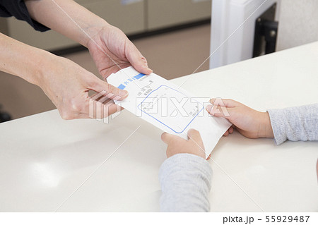 薬を受け取る子ども 薬を受け取る子ども 55929487