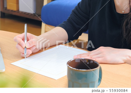 便箋 手紙を書く女性 書き出し 縦書きの写真素材 便箋 手紙を書く女性 書き出し 縦書きの写真素材