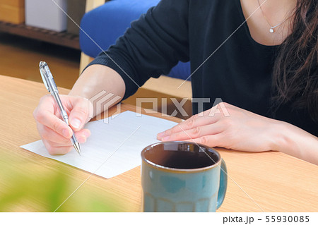 便箋 手紙を書く女性 書き出し 横書き 便箋 手紙を書く女性 書き出し 横書き 55930085