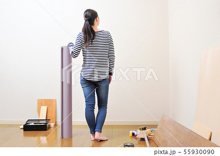 DIY 壁紙を貼る女性 DIY 壁紙を貼る女性 55930090
