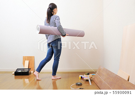 DIY 壁紙を貼る女性 55930091