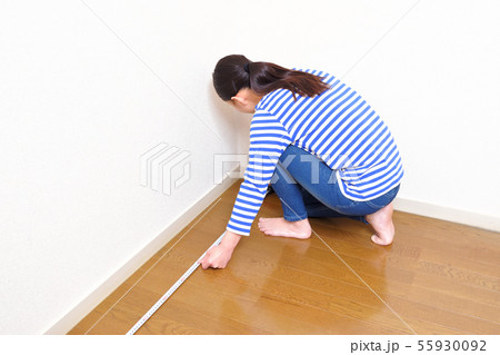 DIY 部屋の広さを測る女性 DIY 部屋の広さを測る女性 55930092