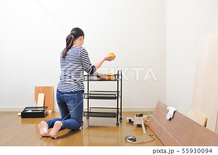 キッチンラックを組み立て、分解する女性 55930094