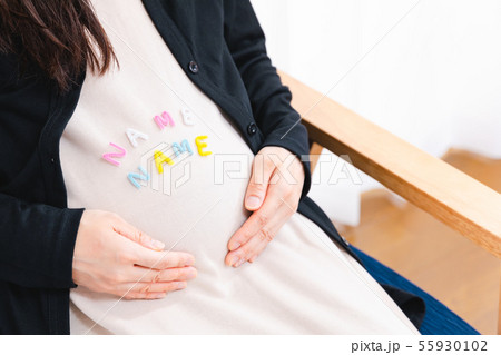 赤ちゃんの名前を考える女性4　男女　性別　イメージ 55930102