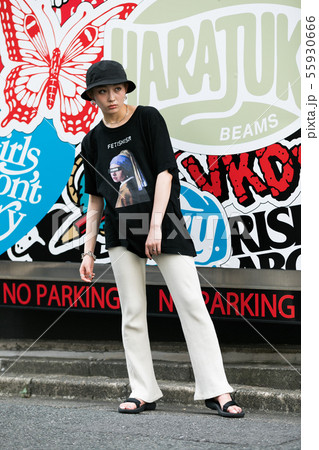 ストリート クール かっこいい女性の写真素材