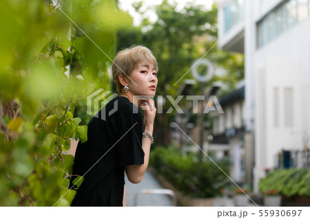 ストリート　クール　かっこいい女性 55930697