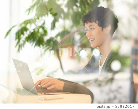 ノートPCを操作する若い男性 55932017
