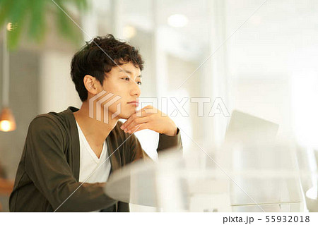 ノートPCを操作する若い男性 55932018