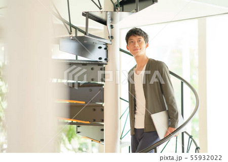 螺旋階段に立つ若い男性 55932022