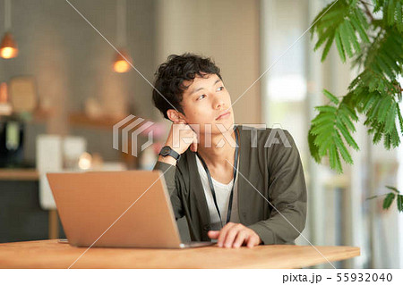 ノートPCを操作する若い男性 55932040