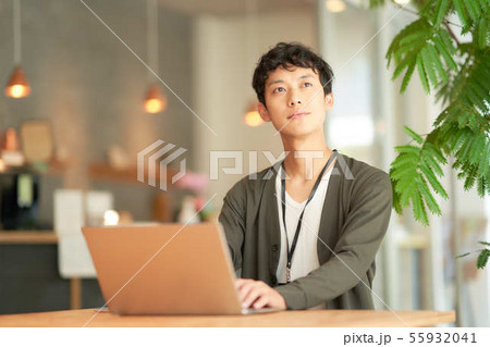 ノートPCを操作する若い男性 ノートPCを操作する若い男性 55932041