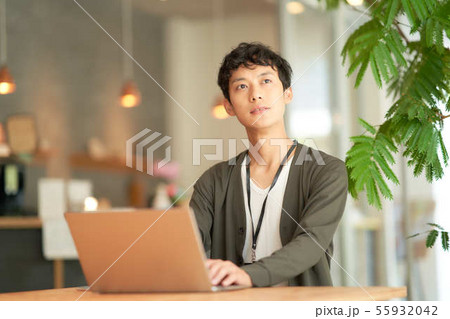 ノートPCを操作する若い男性 55932042