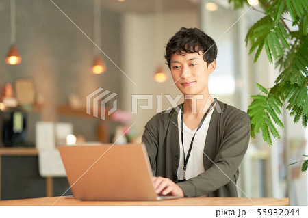 ノートPCを操作する若い男性 ノートPCを操作する若い男性 55932044