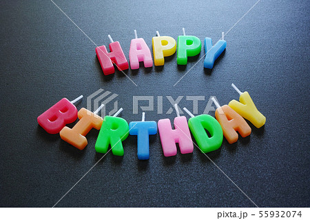 黒いボードの上に置いたハッピーバースデーのロウソク 黒いボードの上に置いたハッピーバースデーのロウソク 55932074