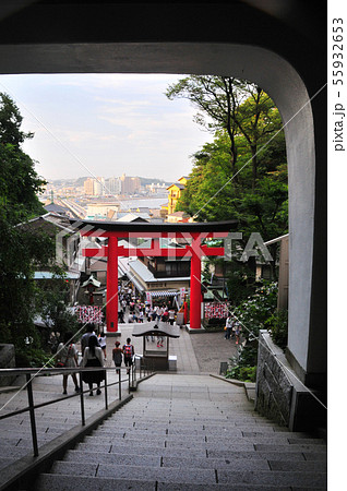 瑞心門から見た江の島神社の鳥居と街並み 55932653