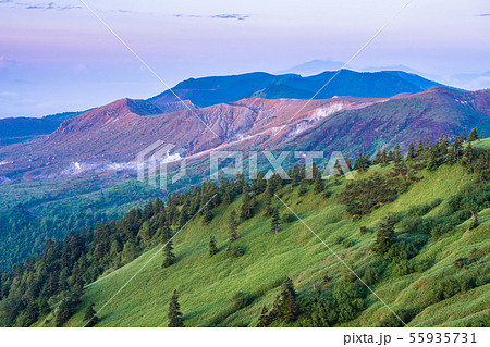 (群馬県)渋峠から望む、芳ヶ平と草津白根山 夏 (群馬県)渋峠から望む、芳ヶ平と草津白根山 夏 55935731