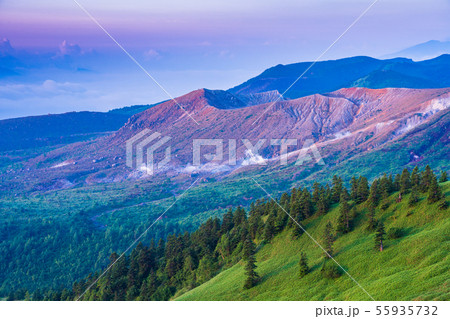 （群馬県）渋峠から望む、芳ヶ平と草津白根山　夏 55935732