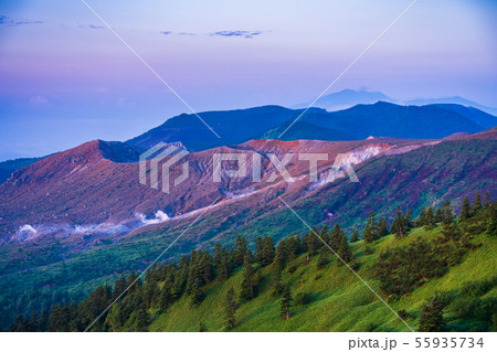 （群馬県）渋峠から望む、芳ヶ平と草津白根山　夏 55935734