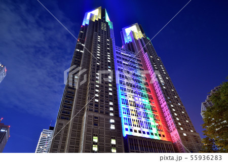 五輪シンボルカラーに染まる東京都庁の夜景の写真素材