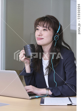 ビジネス　女性　オンライン 55936994