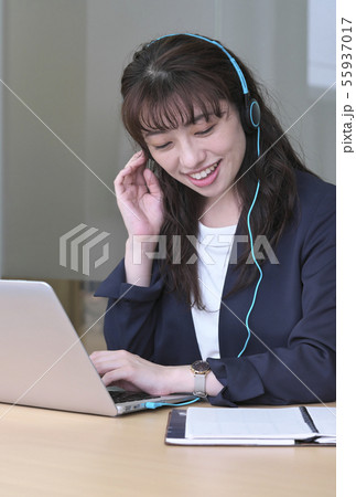 ビジネス 女性 オンライン ビジネス 女性 オンライン 55937017