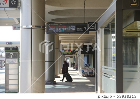 金浦空港のバス乗り場（ソウル） 55938215