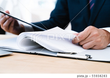 書類とビジネスマン 書類とビジネスマン 55938283