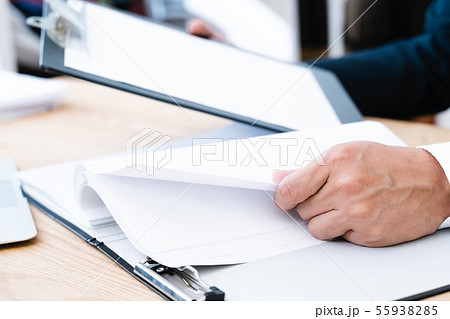 書類とビジネスマン 55938285