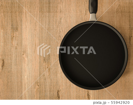 empty black pan on wooden table empty black pan on wooden table 55942920