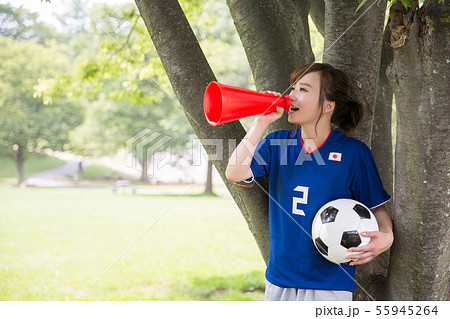 サッカーファンの女性 55945264