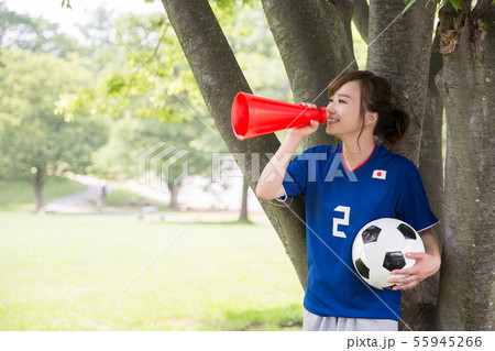 サッカーファンの女性 サッカーファンの女性 55945266