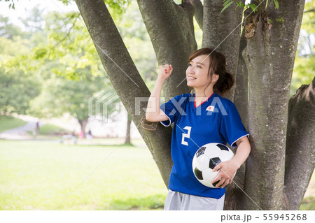 サッカーファンの女性 55945268