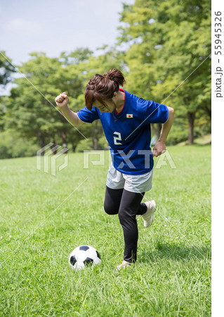 サッカーファンの女性 55945326