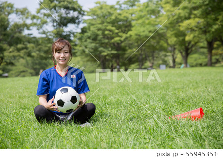 サッカーファンの女性 55945351