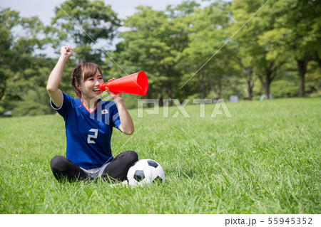 サッカーファンの女性 55945352