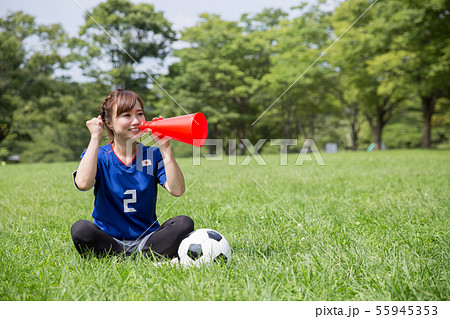 サッカーファンの女性 55945353