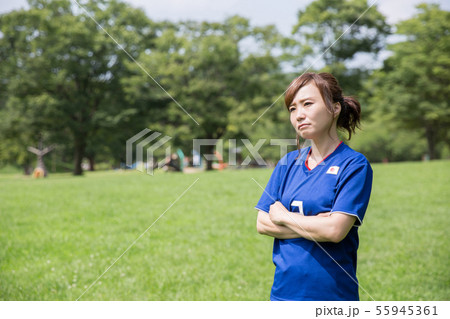 サッカーファンの女性 55945361