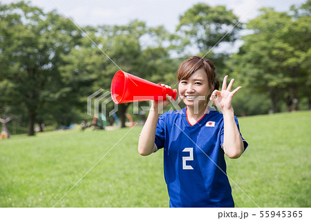 サッカーファンの女性 55945365