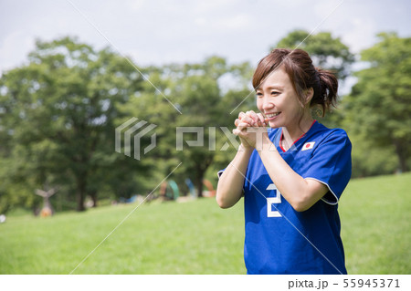 サッカーファンの女性 サッカーファンの女性 55945371