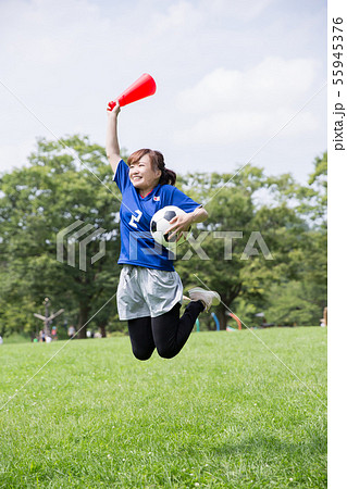 サッカーファンの女性 55945376
