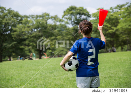 サッカーファンの女性 55945893