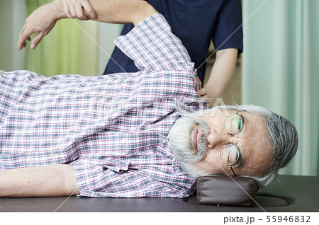 リハビリテーション シニア 肩痛い リハビリテーション シニア 肩痛い 55946832